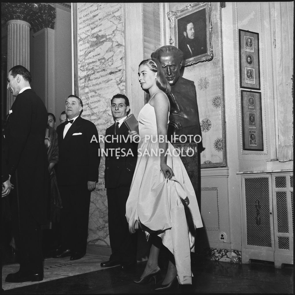 La figlia del ministro per i Rapporti con il Parlamento, Dino Del Bo, al Teatro alla Scala in occasione della serata inaugurale della stagione lirica 1957-1958 con l'opera "Un ballo in maschera", di Giuseppe Verdi, diretta da Gianandrea Gavazzeni e la regia di Margherita Wallmann