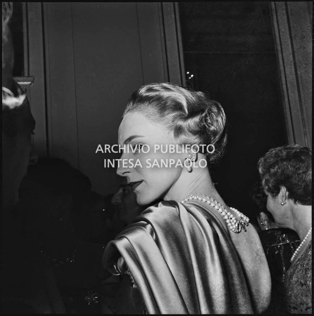Emanuela di Castelbarco Toscanini, nipote del Maestro, al Teatro alla Scala in occasione della serata inaugurale della stagione lirica 1957-1958 con l'opera "Un ballo in maschera", di Giuseppe Verdi, diretta da Gianandrea Gavazzeni e la regia di Margherita Wallmann