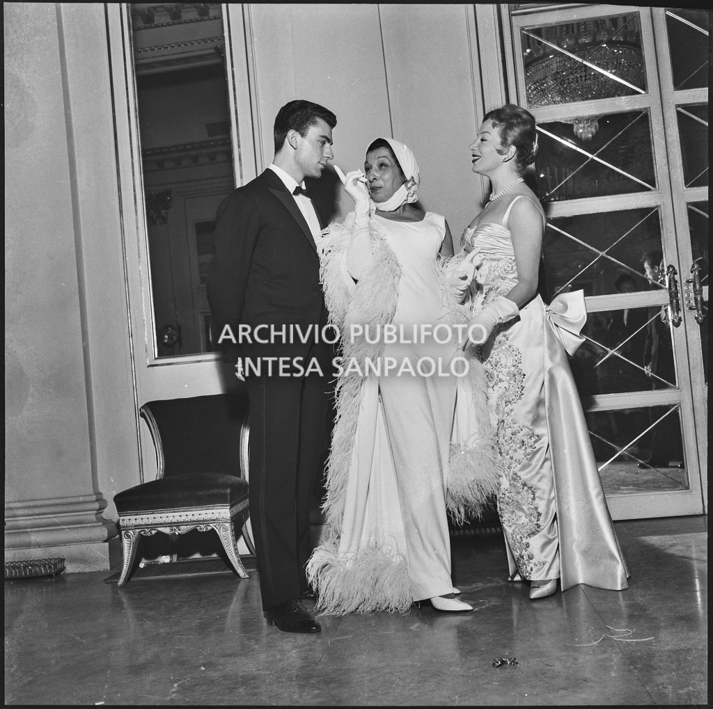 Giuseppe Pica, Maria Pica e Gioia Lombroso nel foyer del Teatro alla Scala in occasione della serata inaugurale della stagione lirica 1957-1958 con l'opera "Un ballo in maschera", di Giuseppe Verdi, diretta da Gianandrea Gavazzeni e la regia di Margherita Wallmann