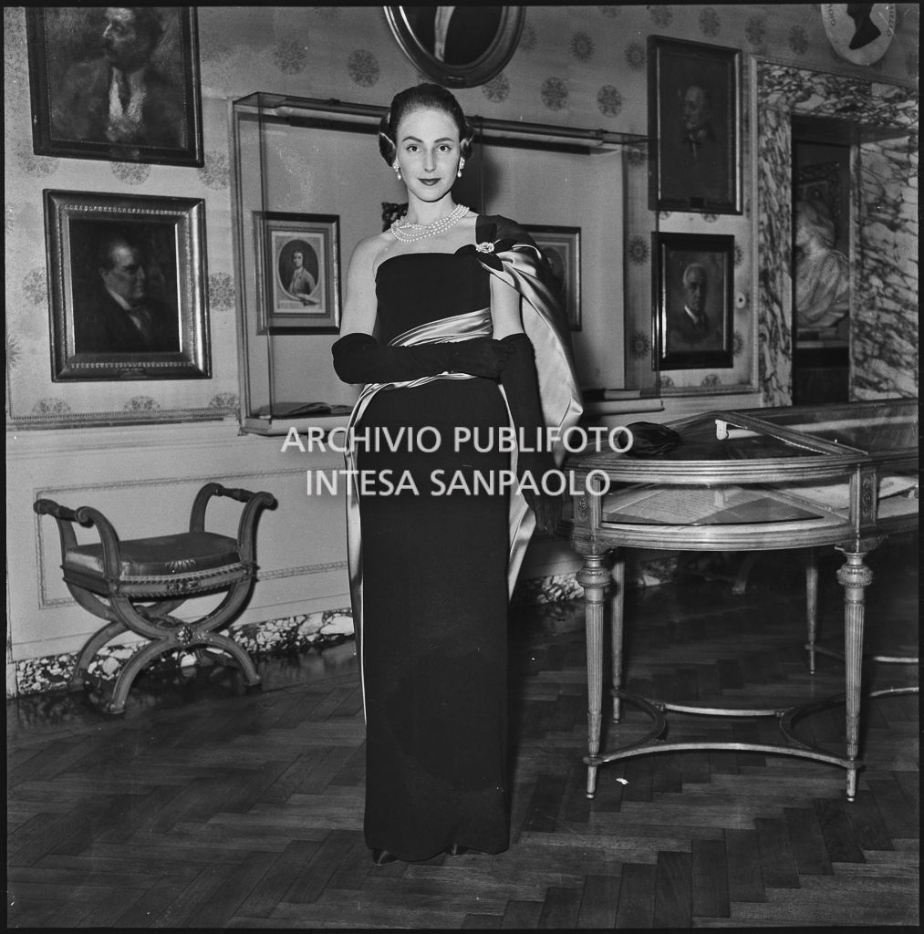Emanuela di Castelbarco Toscanini in posa nel museo del Teatro alla Scala in occasione della serata inaugurale della stagione lirica 1957-1958 con l'opera "Un ballo in maschera", di Giuseppe Verdi, diretta da Gianandrea Gavazzeni e la regia di Margherita Wallmann