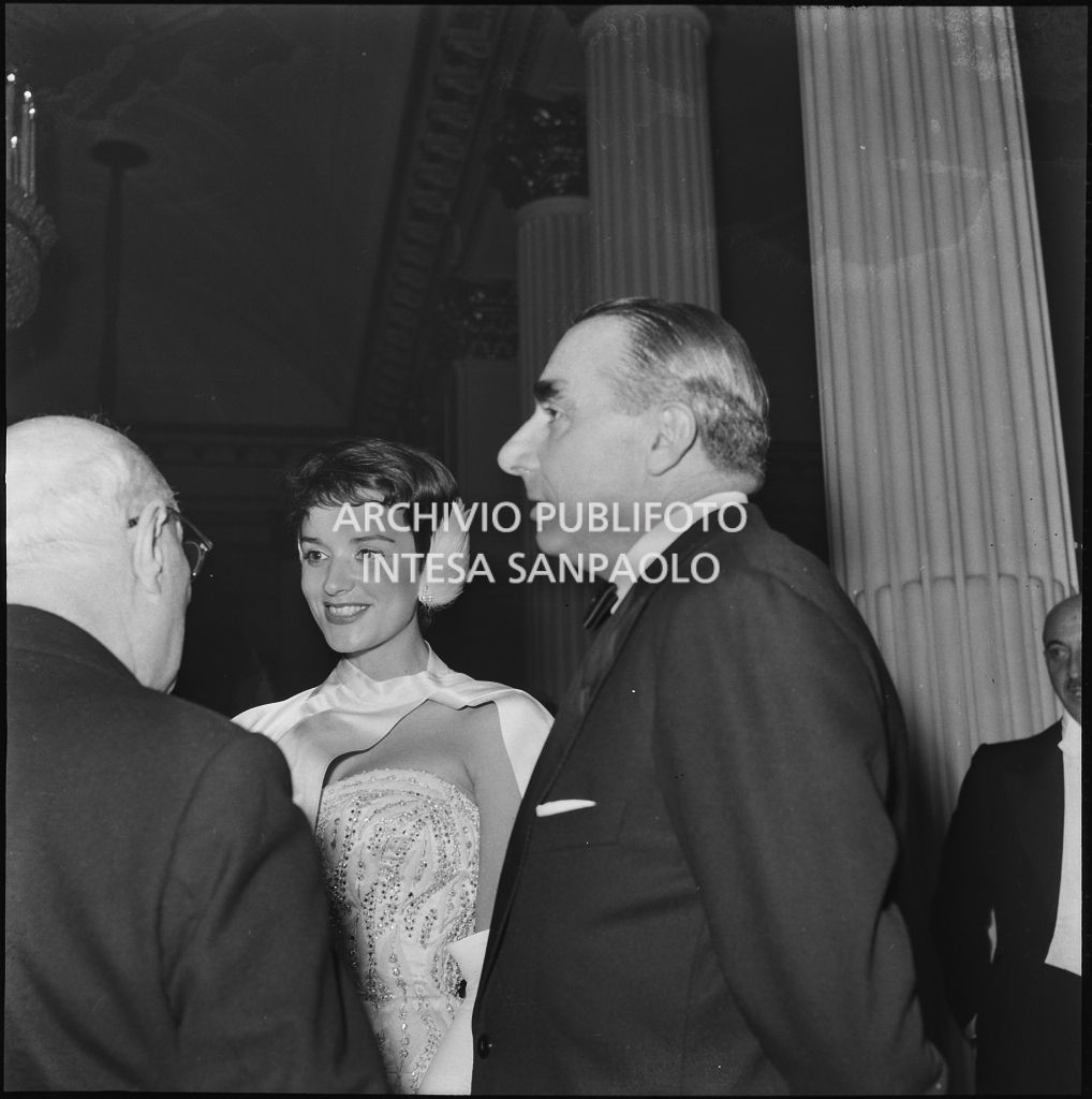 Ljuba Rosa e Ettore Tagliabue nel foyer del Teatro alla Scala in occasione della serata inaugurale della stagione lirica 1957-1958 con l'opera "Un ballo in maschera", di Giuseppe Verdi, diretta da Gianandrea Gavazzeni e la regia di Margherita Wallmann