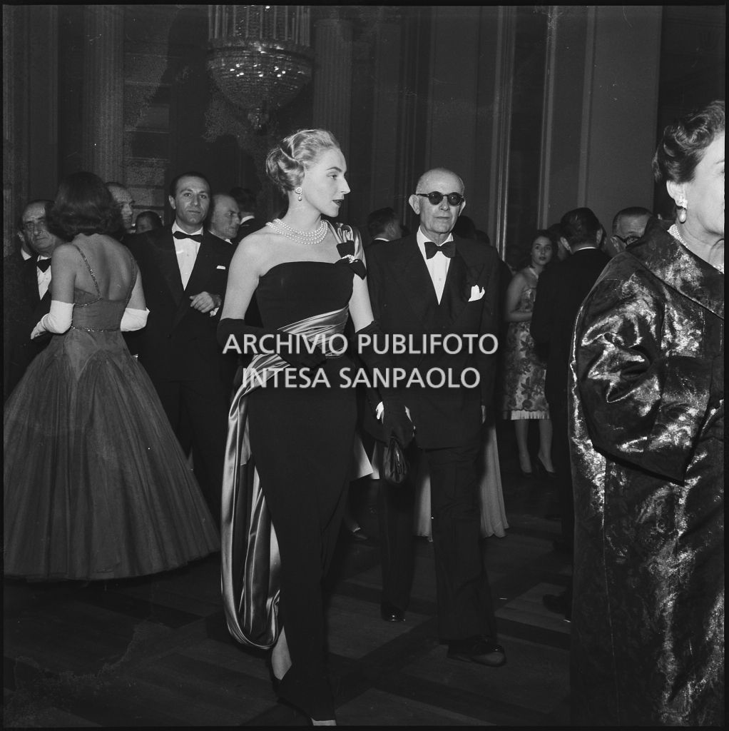 Emanuela di Castelbarco Toscanini al Teatro alla Scala in occasione della serata inaugurale della stagione lirica 1957-1958 con l'opera "Un ballo in maschera", di Giuseppe Verdi, diretta da Gianandrea Gavazzeni e la regia di Margherita Wallmann