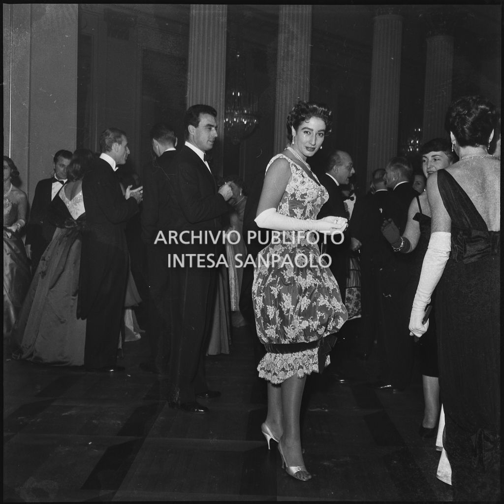 Inaugurazione della stagione lirica 1957-1958 del Teatro alla Scala con l'opera "Un ballo in maschera", di Giuseppe Verdi, diretta da Gianandrea Gavazzeni e la regia di Margherita Wallmann