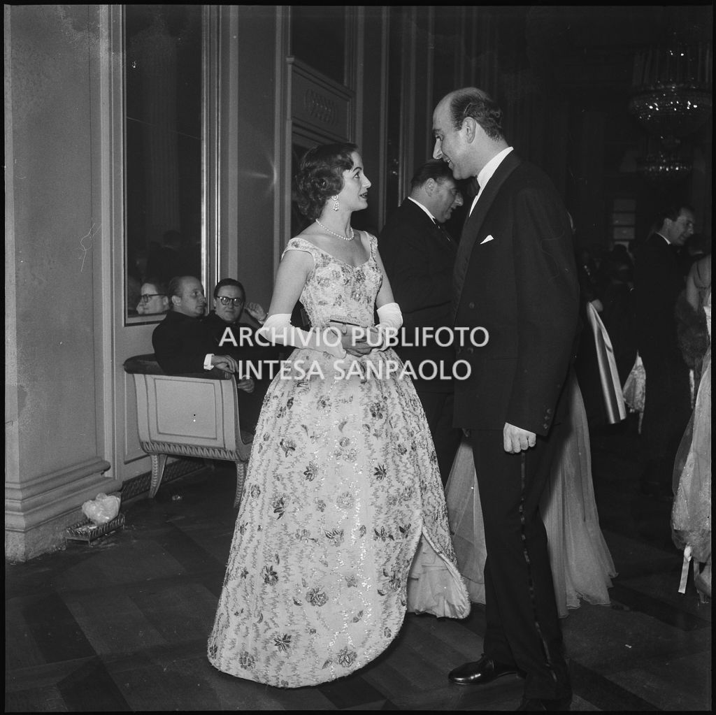La signora Grazia Bossi al Teatro alla Scala in occasione della serata inaugurale della stagione lirica 1957-1958 con l'opera "Un ballo in maschera", di Giuseppe Verdi, diretta da Gianandrea Gavazzeni e la regia di Margherita Wallmann