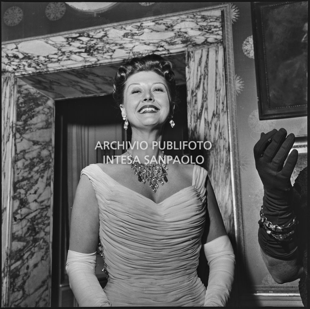 La figlia dell'ambasciatore americano James David Zellerbach nel museo del Teatro alla Scala in occasione della serata inaugurale della stagione lirica 1957-1958 con l'opera "Un ballo in maschera", di Giuseppe Verdi, diretta da Gianandrea Gavazzeni e la regia di Margherita Wallmann