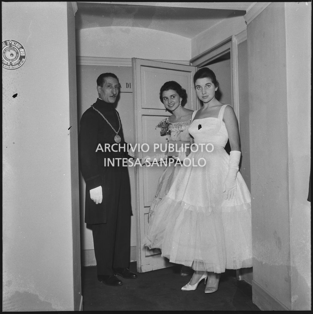 Antonia e Stellina Magri, nipoti del sovrintendente al Teatro alla Scala Antonio Ghiringhelli, al Teatro alla Scala in occasione della serata inaugurale della stagione lirica 1957-1958 con l'opera "Un ballo in maschera", di Giuseppe Verdi, diretta da Gianandrea Gavazzeni e la regia di Margherita Wallmann