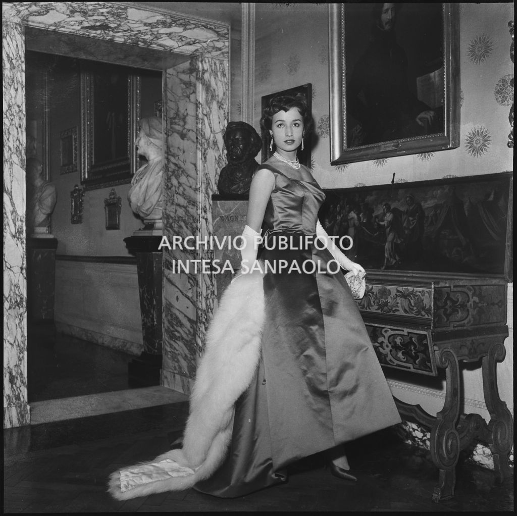 Giovanna Lomazzi in posa nel museo del Teatro alla Scala in occasione della serata inaugurale della stagione lirica 1957-1958 con l'opera "Un ballo in maschera", di Giuseppe Verdi, diretta da Gianandrea Gavazzeni e la regia di Margherita Wallmann