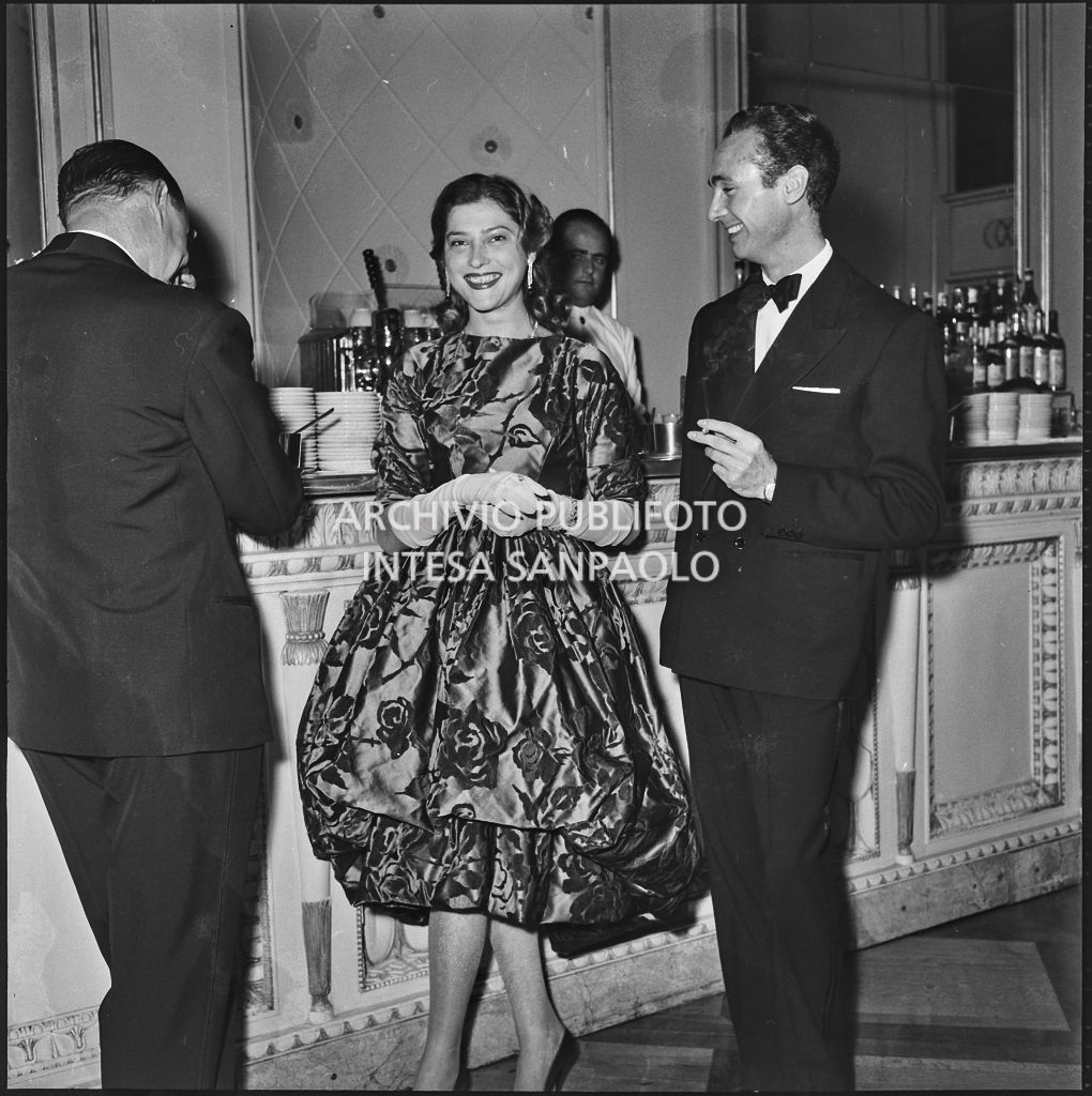 Louis Hidalgo e Rosanna Sepe al bar del Teatro alla Scala in occasione della serata inaugurale della stagione lirica 1957-1958 con l'opera "Un ballo in maschera", di Giuseppe Verdi, diretta da Gianandrea Gavazzeni e la regia di Margherita Wallmann