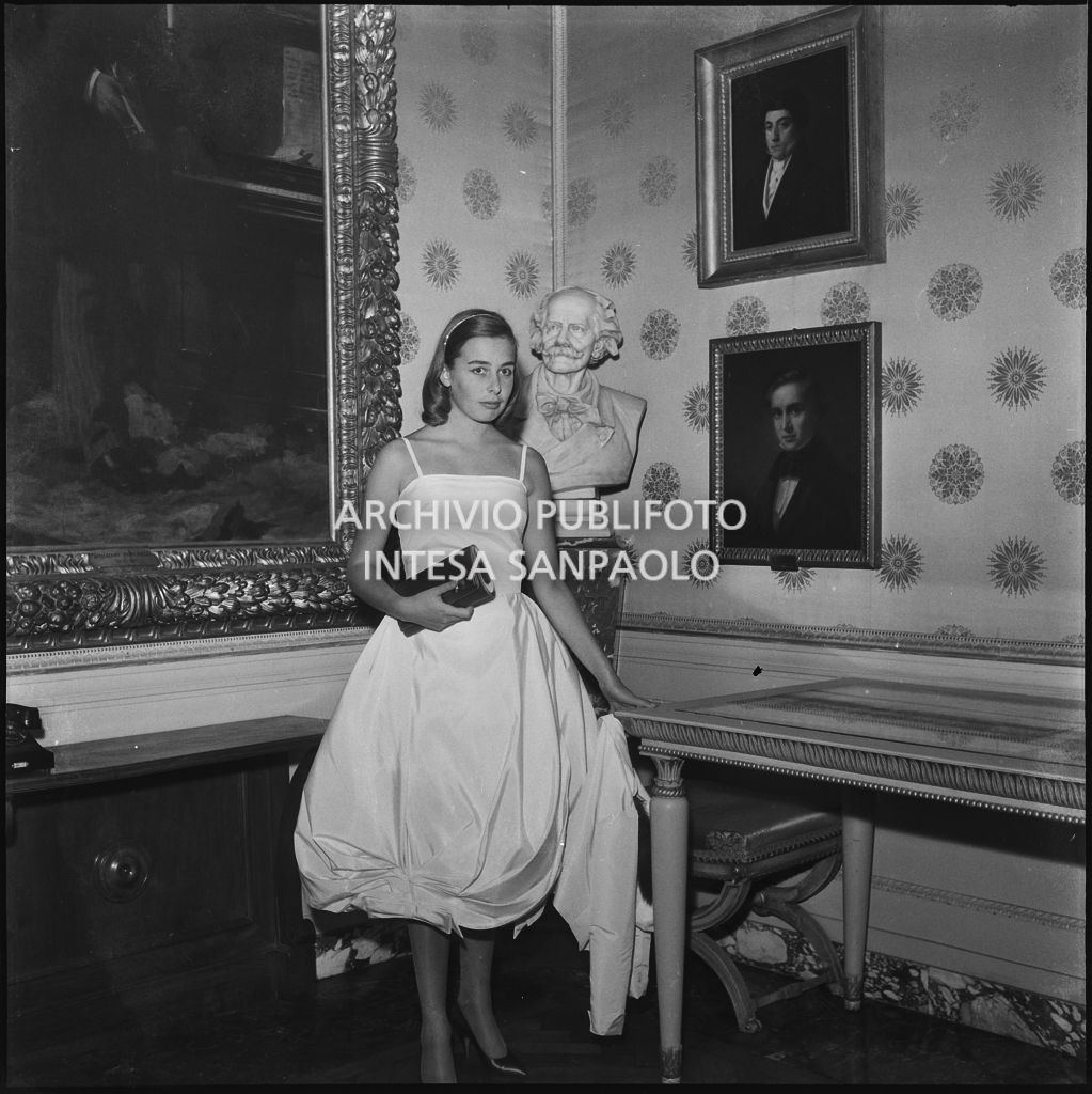La figlia del ministro per i Rapporti con il Parlamento, Dino del Bo, nel museo del Teatro alla Scala in occasione della serata inaugurale della stagione lirica 1957-1958 con l'opera "Un ballo in maschera", di Giuseppe Verdi, diretta da Gianandrea Gavazzeni e la regia di Margherita Wallmann