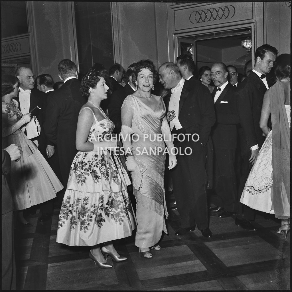 Anna Spagolo, Idinia Masciadri-Orsini e l'avvocato Romeo al Teatro alla Scala in occasione della serata inaugurale della stagione lirica 1957-1958 con l'opera "Un ballo in maschera", di Giuseppe Verdi, diretta da Gianandrea Gavazzeni e la regia di Margherita Wallmann