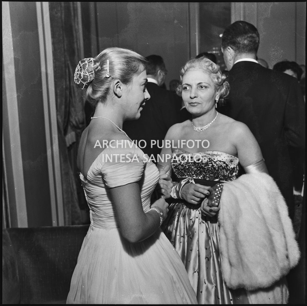 La signora Sanguinetti e la figlia al Teatro alla Scala in occasione della serata inaugurale della stagione lirica 1957-1958 con l'opera "Un ballo in maschera", di Giuseppe Verdi, diretta da Gianandrea Gavazzeni e la regia di Margherita Wallmann