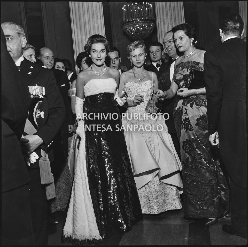 Marika Carniti al Teatro alla Scala in occasione della serata inaugurale della stagione lirica 1957-1958 con l'opera "Un ballo in maschera", di Giuseppe Verdi, diretta da Gianandrea Gavazzeni e la regia di Margherita Wallmann