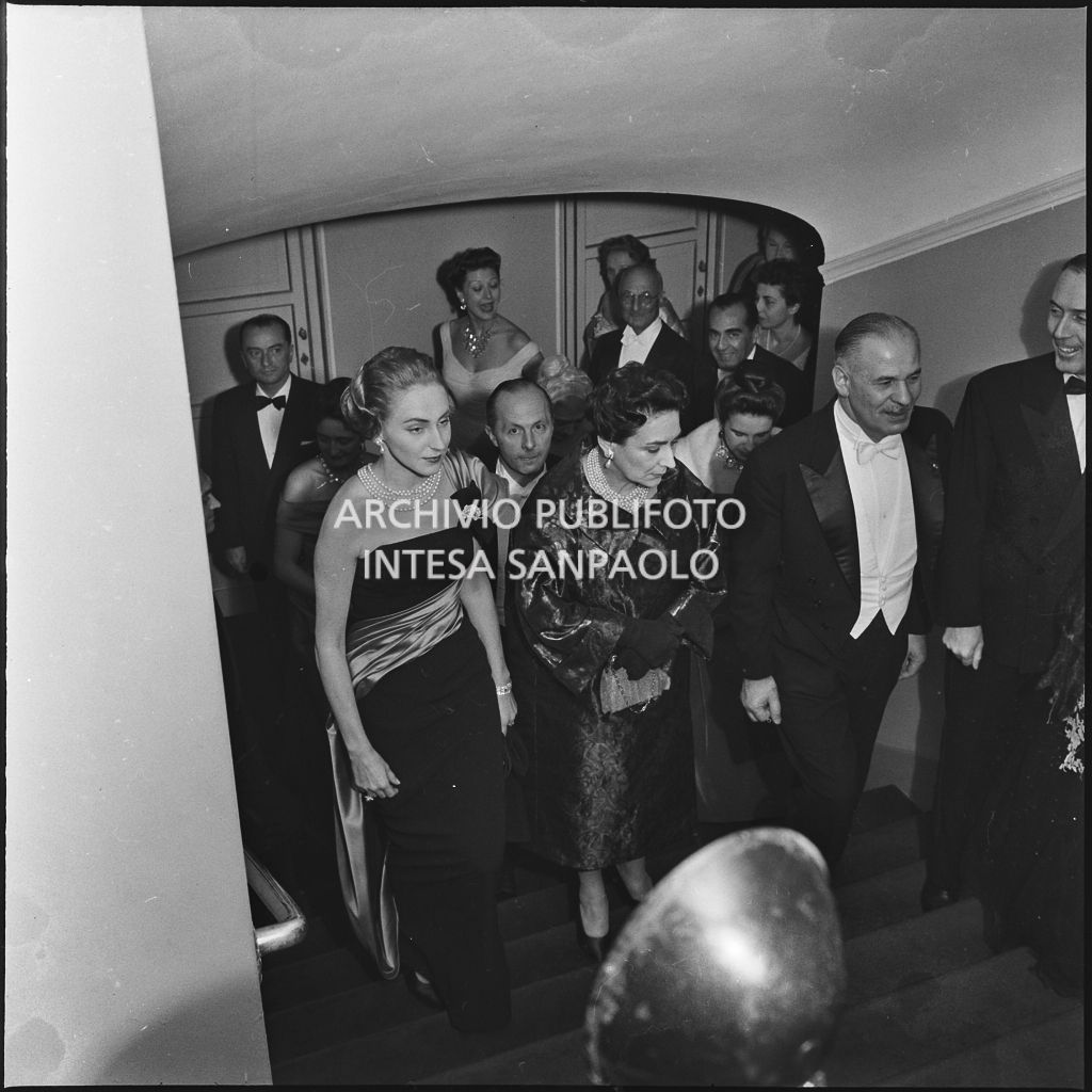 Emanuela di Castelbarco con la madre Wally Toscanini e altri spettatori al Teatro alla Scala in occasione della serata inaugurale della stagione lirica 1957-1958 con l'opera "Un ballo in maschera", di Giuseppe Verdi, diretta da Gianandrea Gavazzeni e la regia di Margherita Wallmann