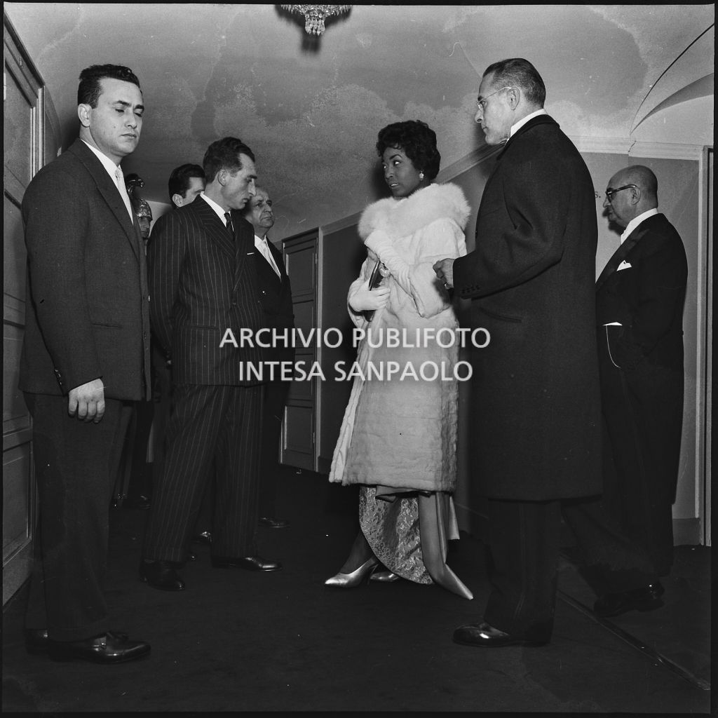 Il soprano Gloria Davy al Teatro alla Scala in occasione della serata inaugurale della stagione lirica 1957-1958 con l'opera "Un ballo in maschera", di Giuseppe Verdi, diretta da Gianandrea Gavazzeni e la regia di Margherita Wallmann