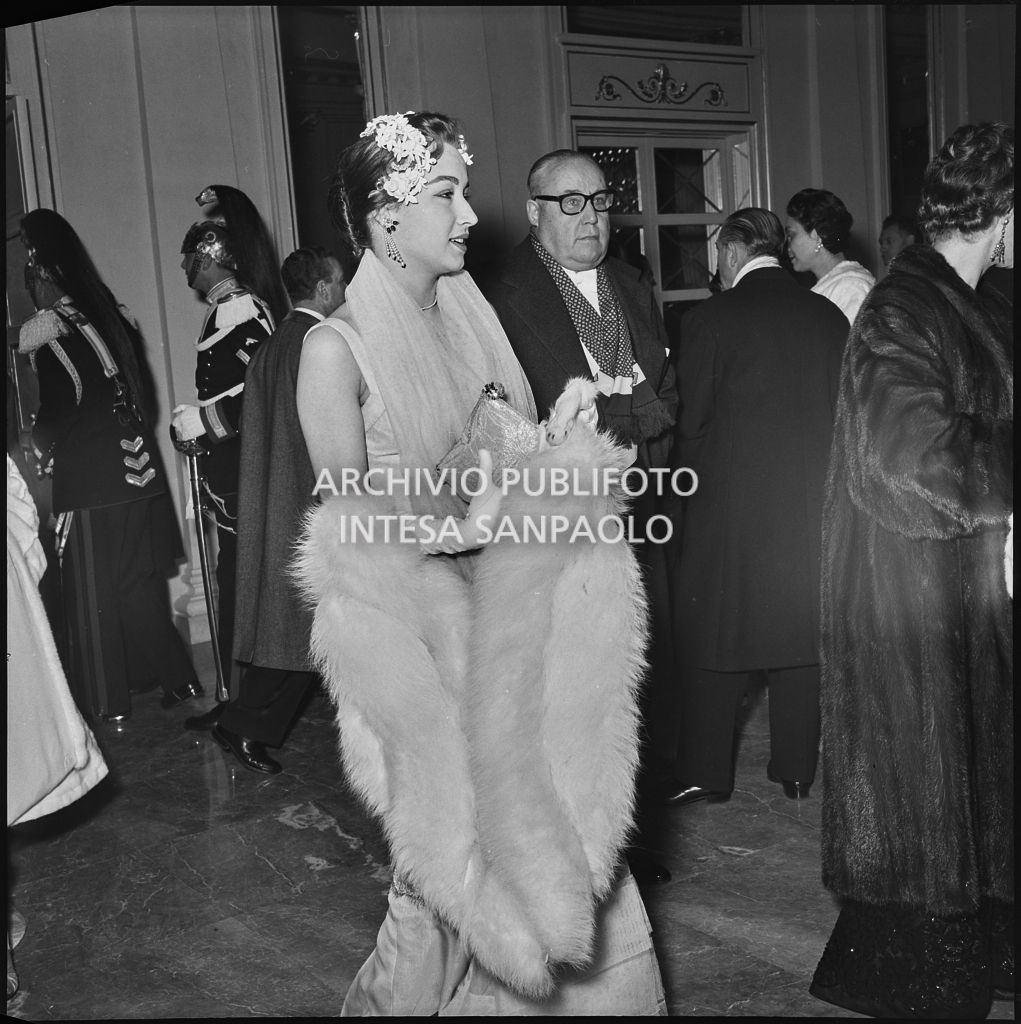 Giovanna Lomazzi nel foyer del Teatro alla Scala in occasione della serata inaugurale della stagione lirica 1955-1956 con l'opera "Norma" di Vincenzo Bellini, diretta da Antonino Votto, con la regia di Margherita Wallmann