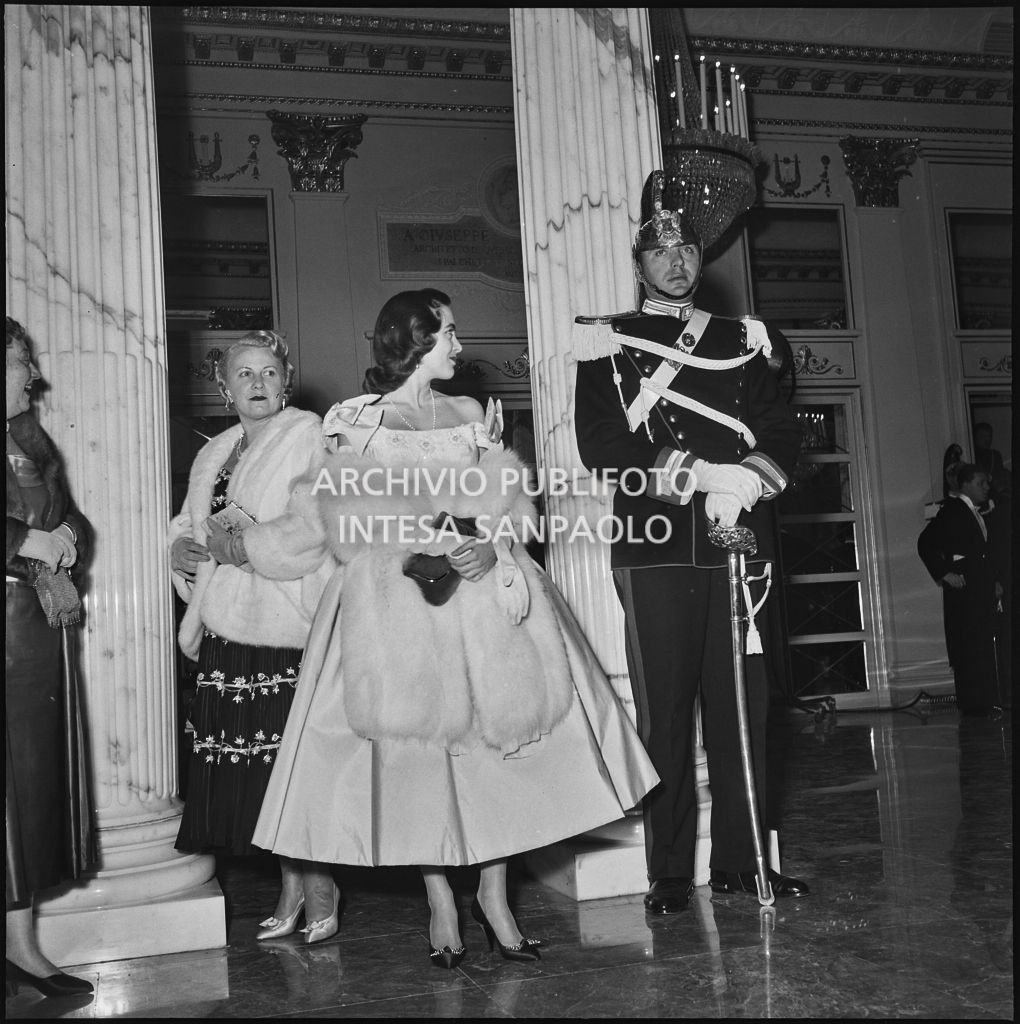 Emilia e Anna Romanelli nel foyer del Teatro alla Scala in occasione della serata inaugurale della stagione lirica 1955-1956 con l'opera "Norma" di Vincenzo Bellini, diretta da Antonino Votto, con la regia di Margherita Wallmann
