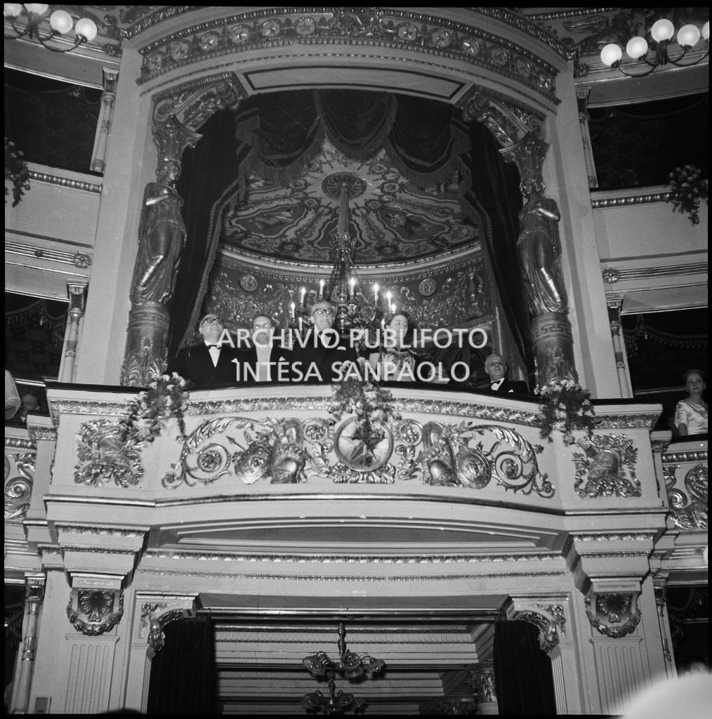 Il palco reale al Teatro alla Scala con, tra gli altri, il presidente della Repubblica Giovanni Gronchi e la moglie Carla Bissatini in occasione della serata inaugurale della stagione lirica 1955-1956 con l'opera "Norma" di Vincenzo Bellini, diretta da Antonino Votto, con la regia di Margherita Wallmann