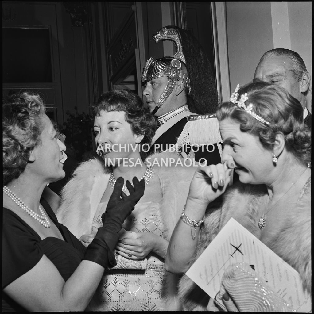 Mrs. Williams in compagnia di altre due signore nel foyer del Teatro alla Scala in occasione della serata inaugurale della stagione lirica 1955-1956 con l'opera "Norma" di Vincenzo Bellini, diretta da Antonino Votto, con la regia di Margherita Wallmann