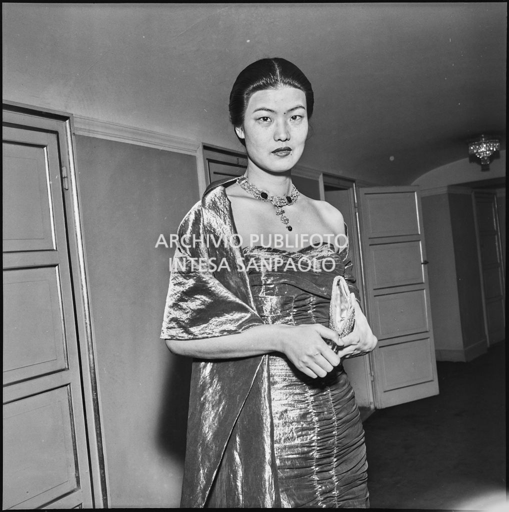 La signora Pao Veneziani al Teatro alla Scala in occasione della inaugurazione della stagione lirica 1955-1956 con l'opera "Norma" di Vincenzo Bellini, diretta da Antonino Votto con la regia di Margherita Wallmann