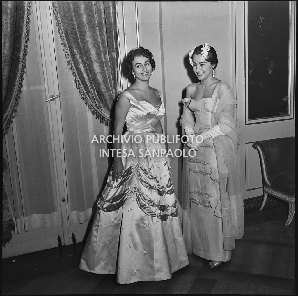 Eliana de Sabata e Giovanna Lomazzi, al Teatro alla Scala, in occasione della serata inaugurale della stagione lirica 1955-1956 con l'opera "Norma" di Vincenzo Bellini, diretta da Antonino Votto, con la regia di Margherita Wallmann
