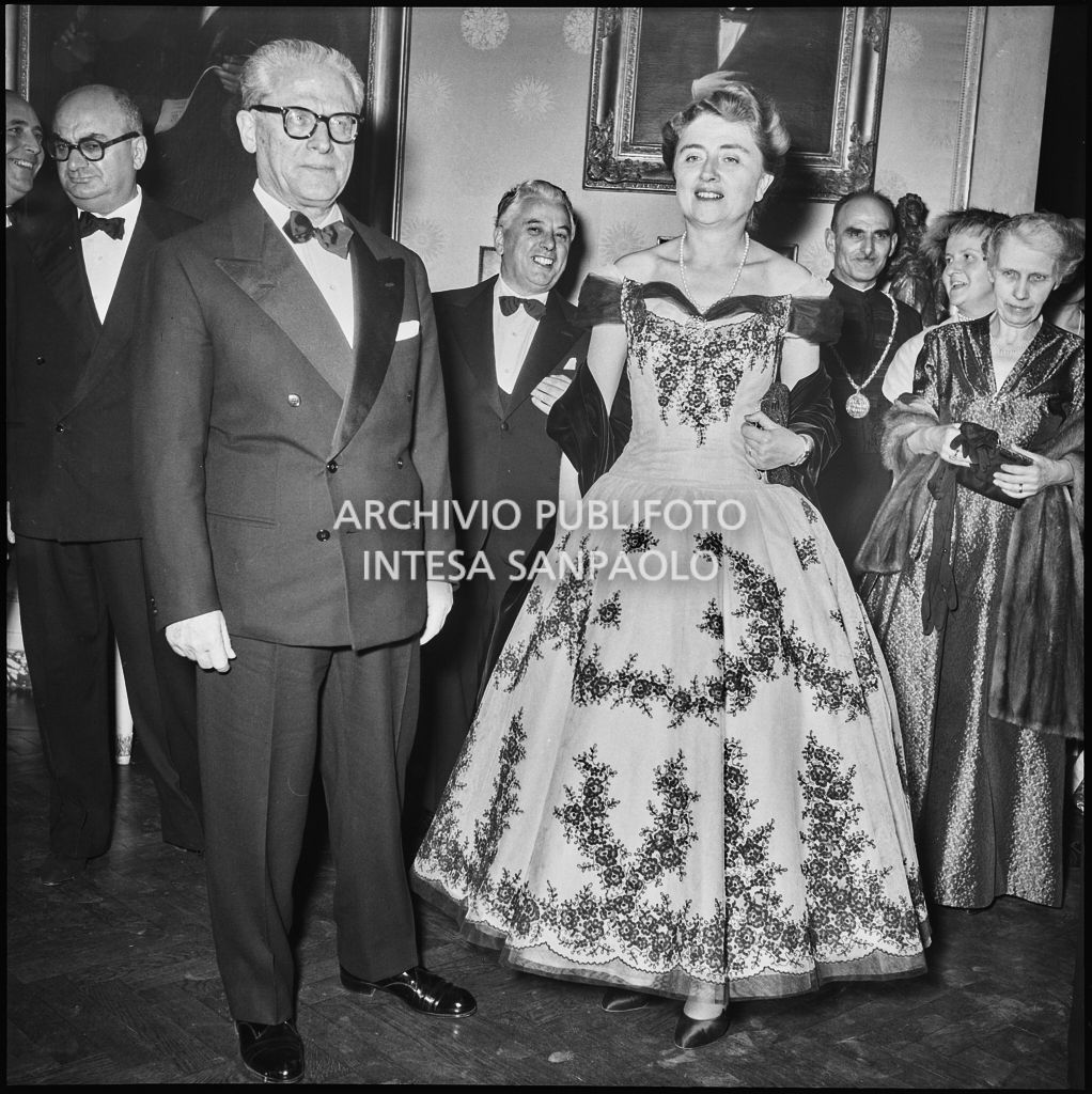 Il presidente della Repubblica Giovanni Gronchi e la moglie Carla Bissatini, tra gli altri, al Teatro alla Scala in occasione della serata inaugurale della stagione lirica 1955-1956 con l'opera "Norma" di Vincenzo Bellini, diretta da Antonino Votto, con la regia di Margherita Wallmann