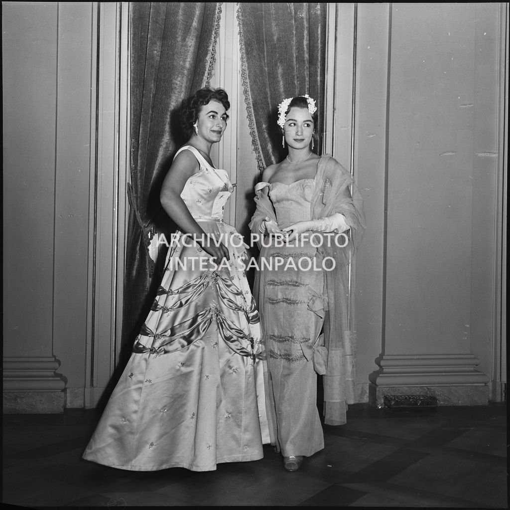 Da sinistra, Eliana de Sabata e Giovanna Lomazzi, al Teatro alla Scala, in occasione della serata inaugurale della stagione lirica 1955-1956 con l'opera "Norma" di Vincenzo Bellini, diretta da Antonino Votto, con la regia di Margherita Wallmann