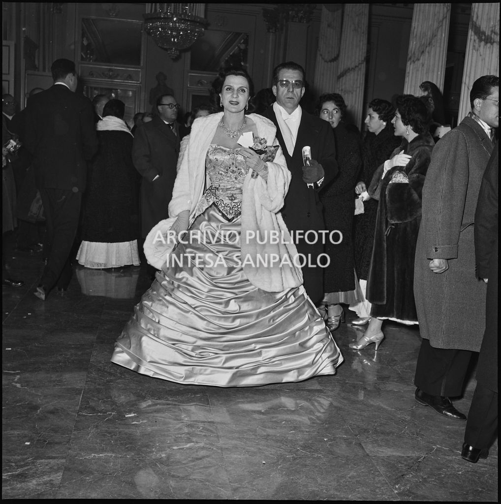 La signora Bracco nel foyer del Teatro alla Scala in occasione della serata inaugurale della stagione lirica 1955-1956 con l'opera "Norma" di Vincenzo Bellini, diretta da Antonino Votto, con la regia di Margherita Wallmann