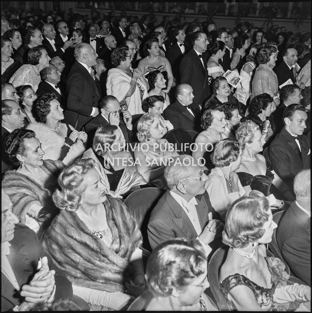 Pubblico in platea al Teatro alla Scala in occasione della serata inaugurale della stagione lirica 1954-1955 con l'opera "La Vestale", di Gaspare Spontini, diretta da Antonino Votto, con la regia di Luchino Visconti