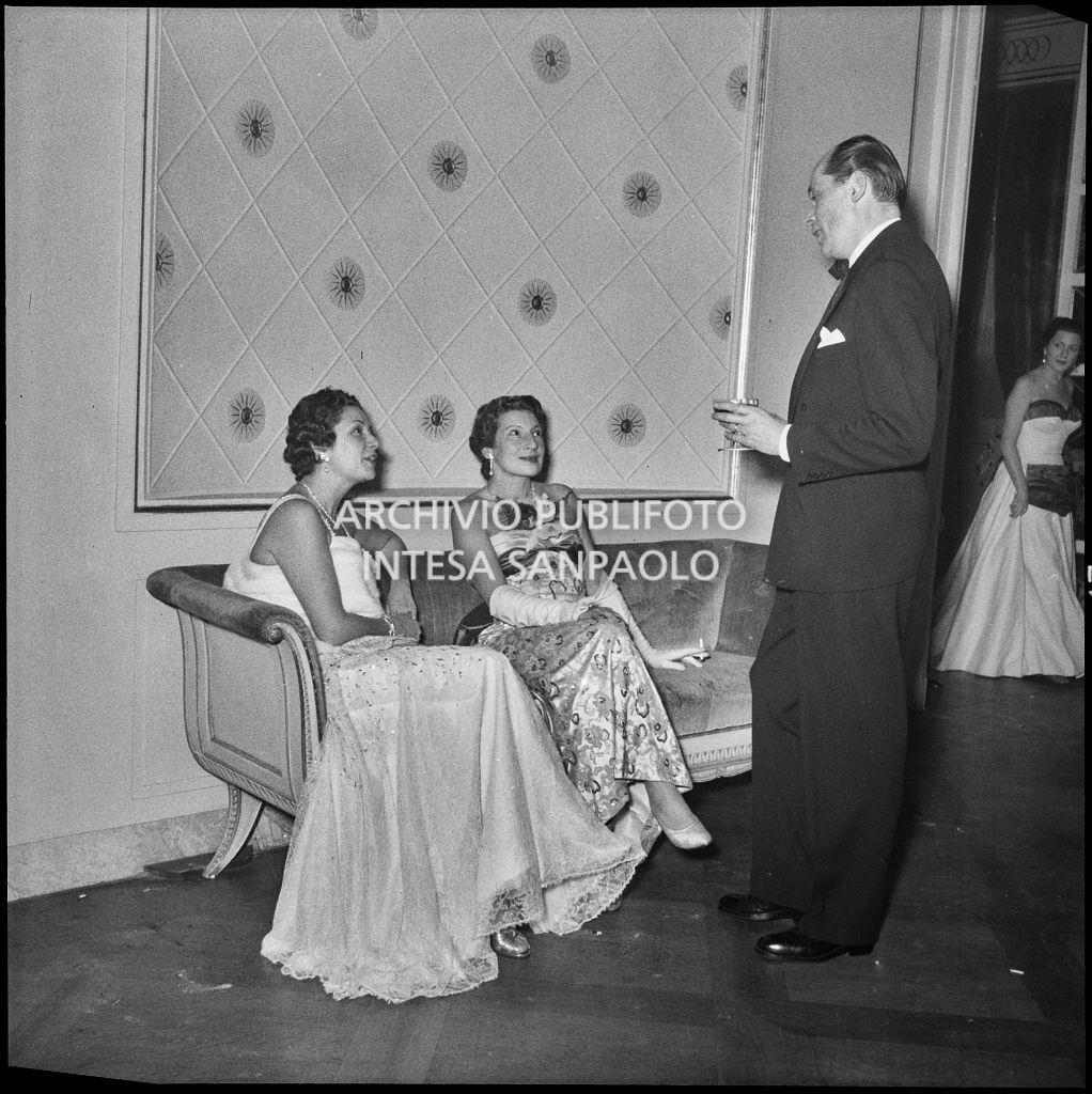 Spettatori, al Teatro alla Scala, in occasione della serata inaugurale della stagione lirica 1954-1955 con l'opera "La Vestale", di Gaspare Spontini, diretta da Antonino Votto, con la regia di Luchino Visconti