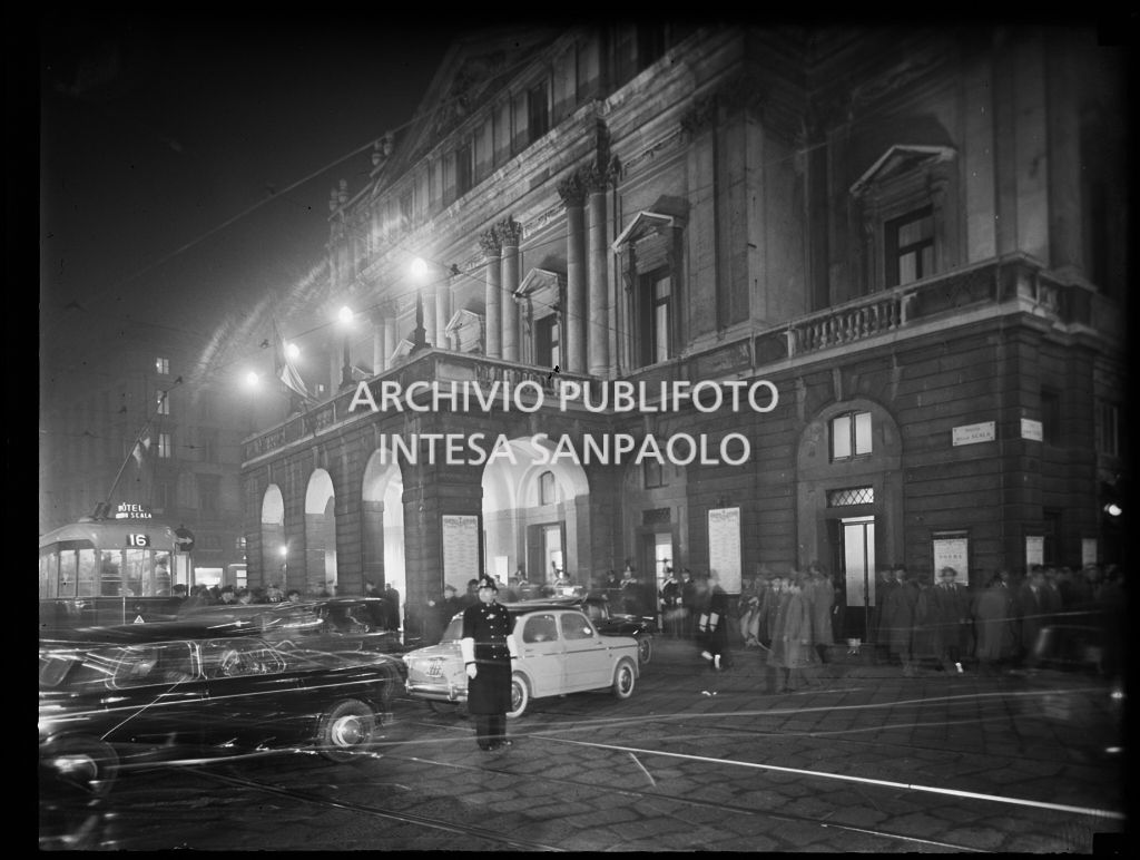 Ripresa notturna del Teatro alla Scala in occasione della serata inaugurale della stagione lirica 1955-1956 con l'opera "Norma" di Vincenzo Bellini, diretta da Antonino Votto, con la regia di Margherita Wallmann