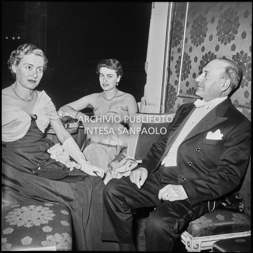 Il questore di Milano, Vittorio Emanuele Modica, con la moglie e la figlia, nel palco del Teatro alla Scala in occasione della serata inaugurale della stagione lirica 1955-1956 con l'opera "Norma" di Vincenzo Bellini, diretta da Antonino Votto, con la regia di Margherita Wallmann