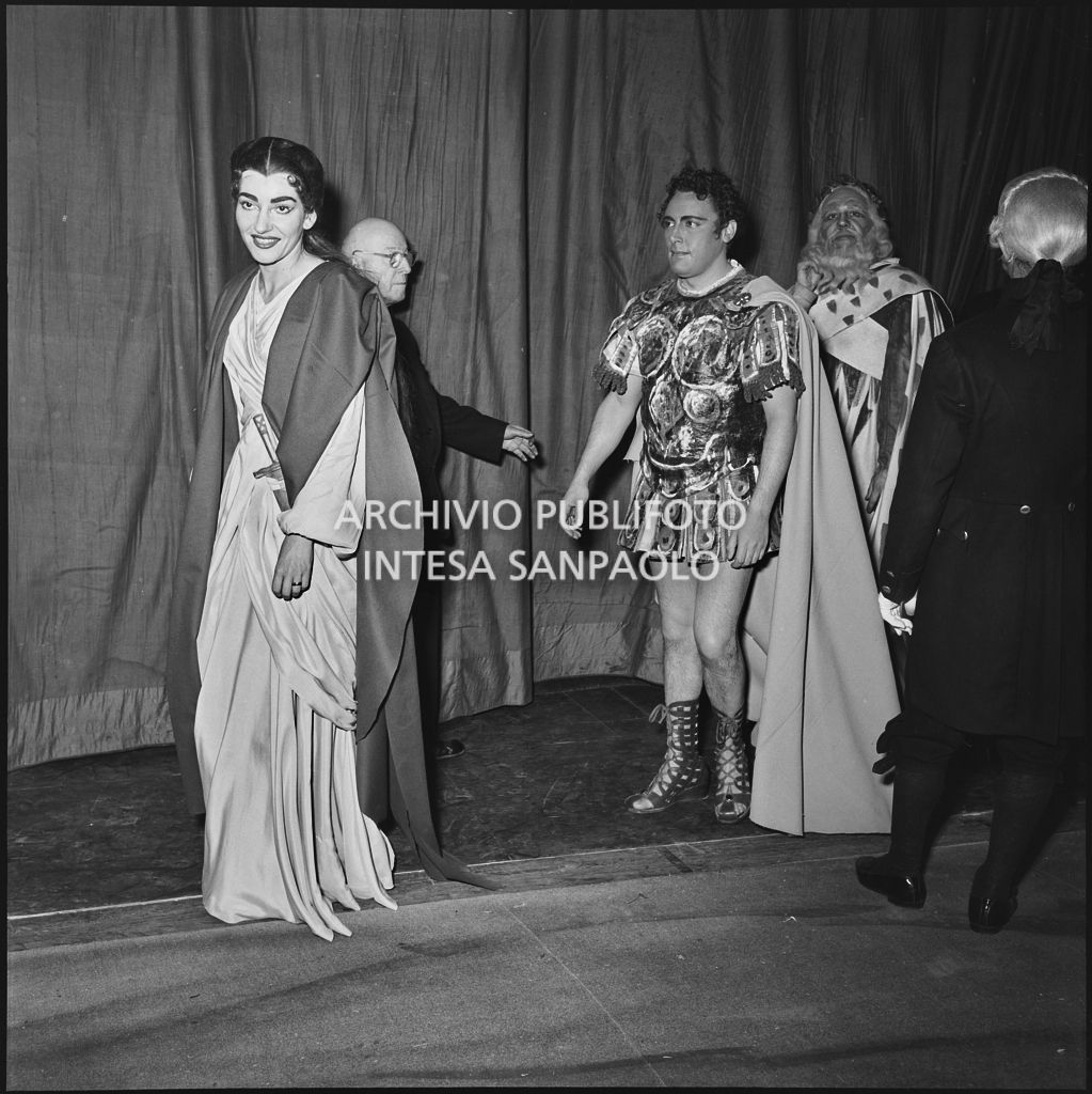 La soprano Maria Callas, il tenore Mario Del Monaco e il basso Nicola Zaccaria, in costume di scena dietro alla quinte al Teatro alla Scala, in occasione della serata inaugurale della stagione lirica 1955-1956 con l'opera "Norma" di Vincenzo Bellini, diretta da Antonino Votto, con la regia di Margherita Wallmann