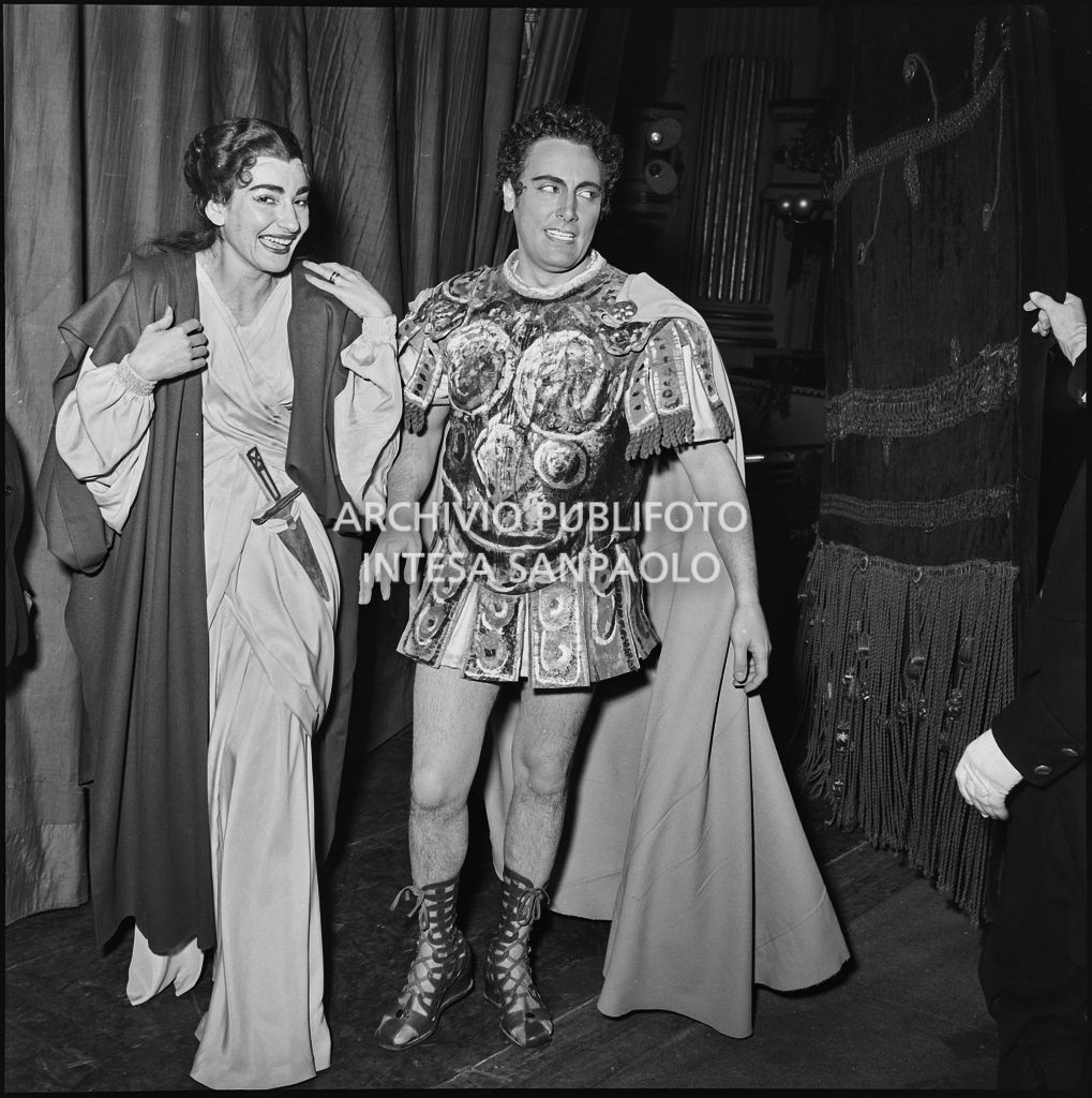 La soprano Maria Callas con il tenore Mario Del Monaco, in costume di scena dietro alla quinte al Teatro alla Scala, in occasione della serata inaugurale della stagione lirica 1955-1956 con l'opera "Norma" di Vincenzo Bellini, diretta da Antonino Votto, con la regia di Margherita Wallmann