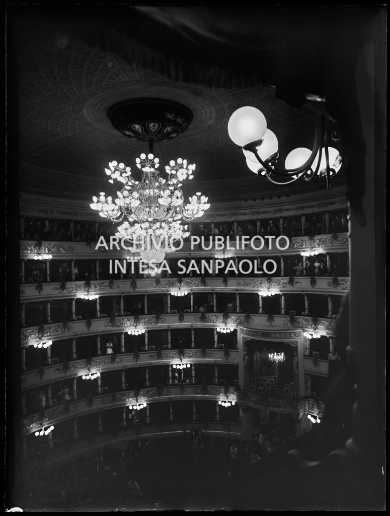 Scorcio dall'alto dell'interno del Teatro alla Scala, in occasione della serata inaugurale della stagione lirica 1955-1956 con l'opera "Norma" di Vincenzo Bellini, diretta da Antonino Votto, con la regia di Margherita Wallmann