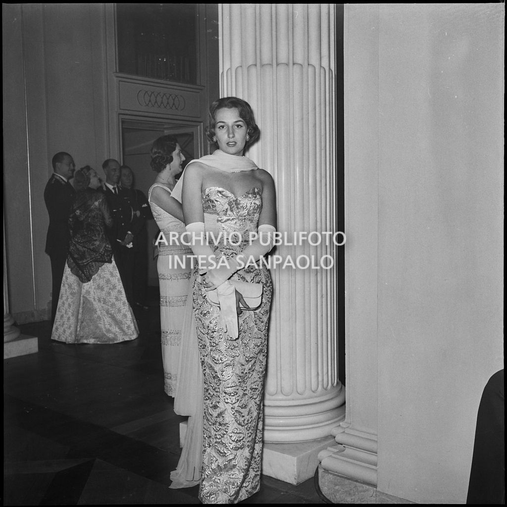 Fabia De Nora, al Teatro alla Scala, in occasione della serata inaugurale della stagione lirica 1956-1957 con l'opera "Aida" di Giuseppe Verdi, diretta da Antonino Votto, con la regia di Franco Enriquez
