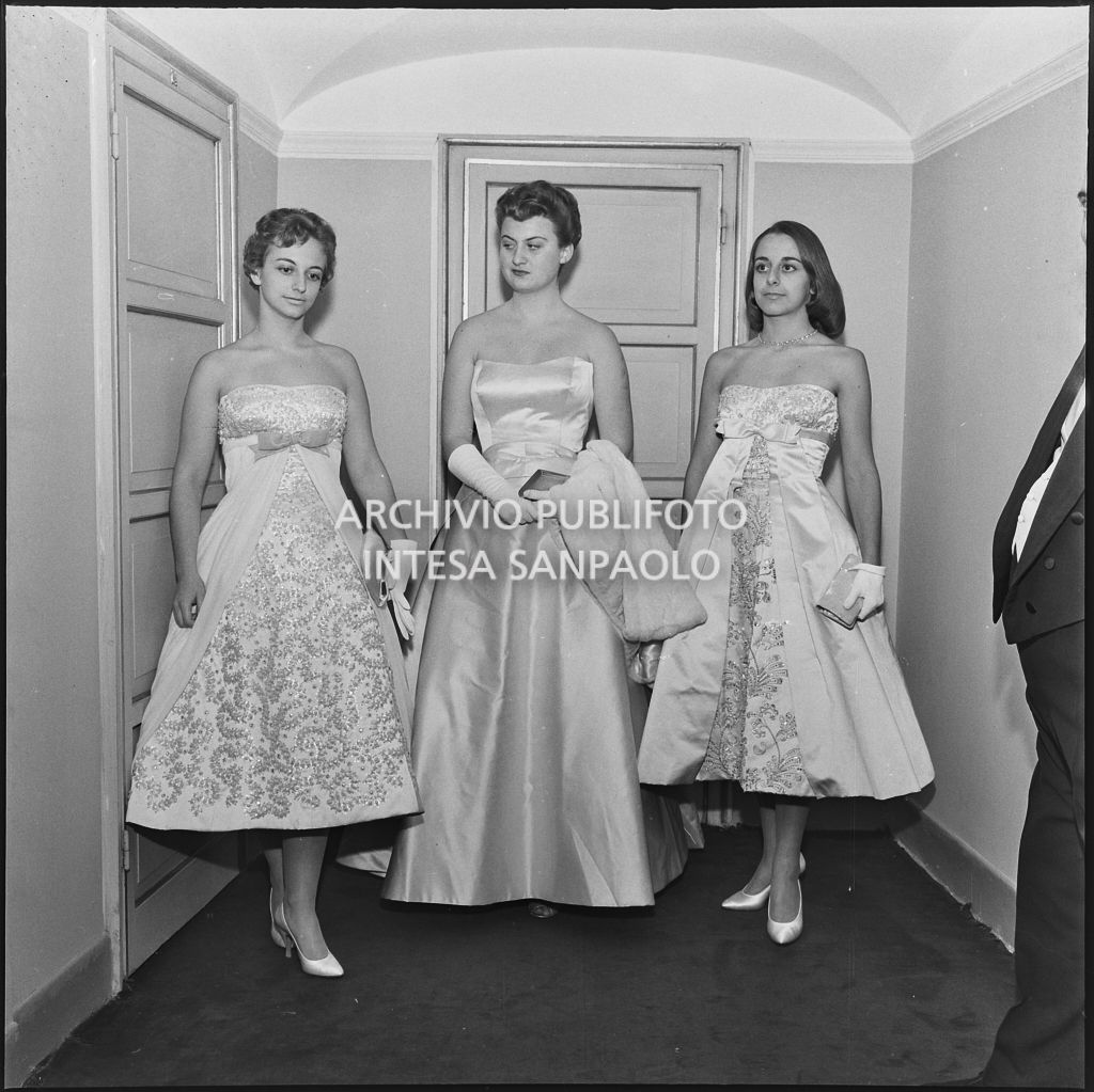 Le sorelle Palazzi (a destra e a sinistra) con un'altra spettatrice al Teatro alla Scala in occasione della serata inaugurale della stagione lirica 1956-1957 con l'opera "Aida" di Giuseppe Verdi, diretta da Antonino Votto, con la regia di Franco Enriquez