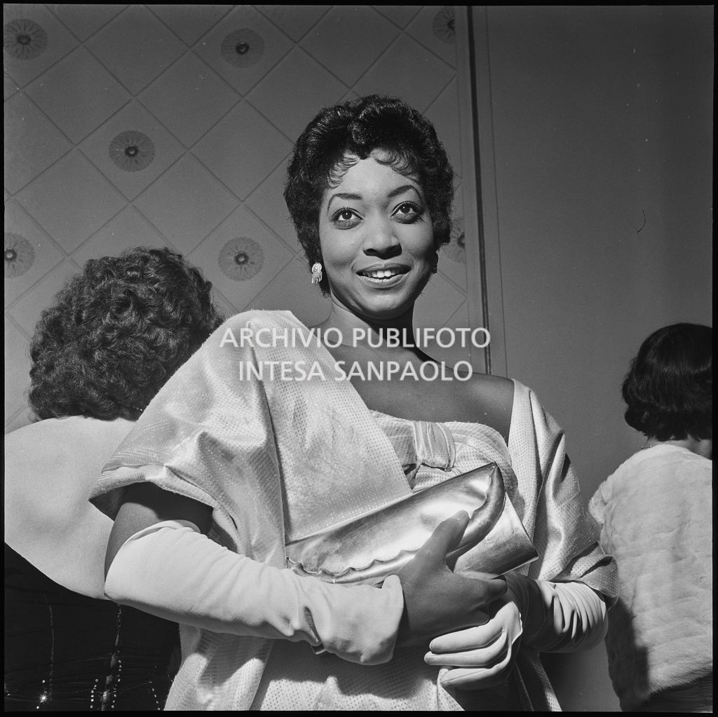 Il soprano Gloria Davy al Teatro alla Scala in occasione della serata inaugurale della stagione lirica 1956-1957 con l'opera "Aida" di Giuseppe Verdi, diretta da Antonino Votto, con la regia di Franco Enriquez