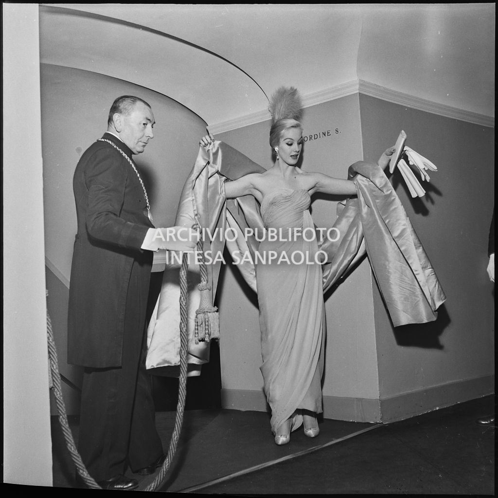 Barbara Balmain al Teatro alla Scala in occasione della serata inaugurale della stagione lirica 1956-1957 con l'opera "Aida" di Giuseppe Verdi, diretta da Antonino Votto, con la regia di Franco Enriquez
