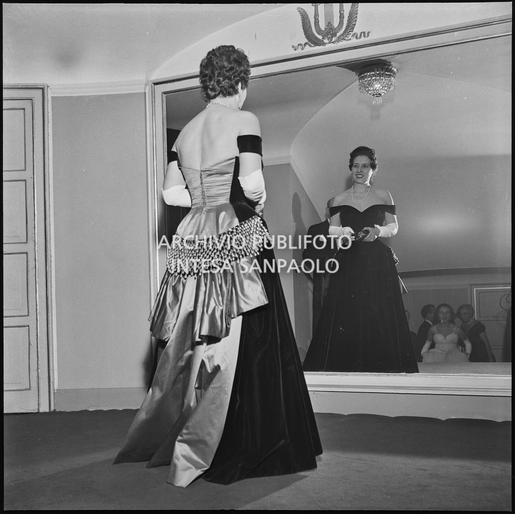 La signora Buchwald davanti a uno specchio al Teatro alla Scala in occasione della serata inaugurale della stagione lirica 1956-1957 con l'opera "Aida" di Giuseppe Verdi, diretta da Antonino Votto, con la regia di Franco Enriquez
