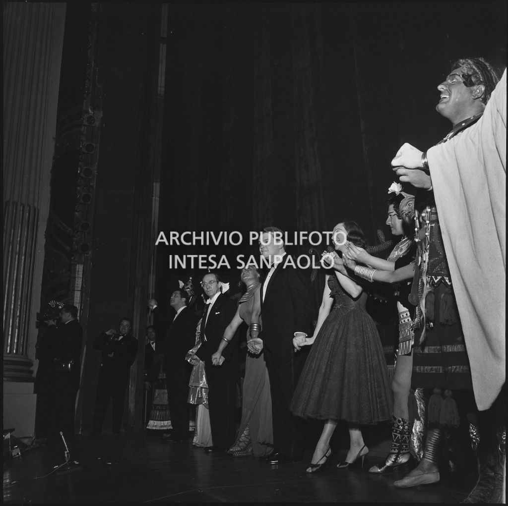 Gli artisti sul palcoscenico del Teatro alla Scala sul palcoscenico alla fine della rappresentazione dell'"Aida", di Giuseppe Verdi, diretta da Antonino Votto, con la regia di Franco Enriquez, con la quale si inaugura la stagione lirica 1956-1957