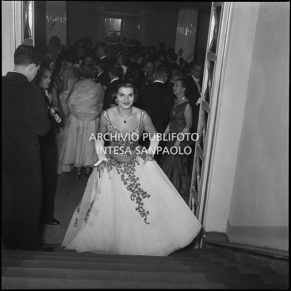Maria Girolami, moglie del tenore Giuseppe Di Stefano, al Teatro alla Scala in occasione della serata inaugurale della stagione lirica 1956-1957 con l'opera "Aida" di Giuseppe Verdi, diretta da Antonino Votto, con la regia di Franco Enriquez
