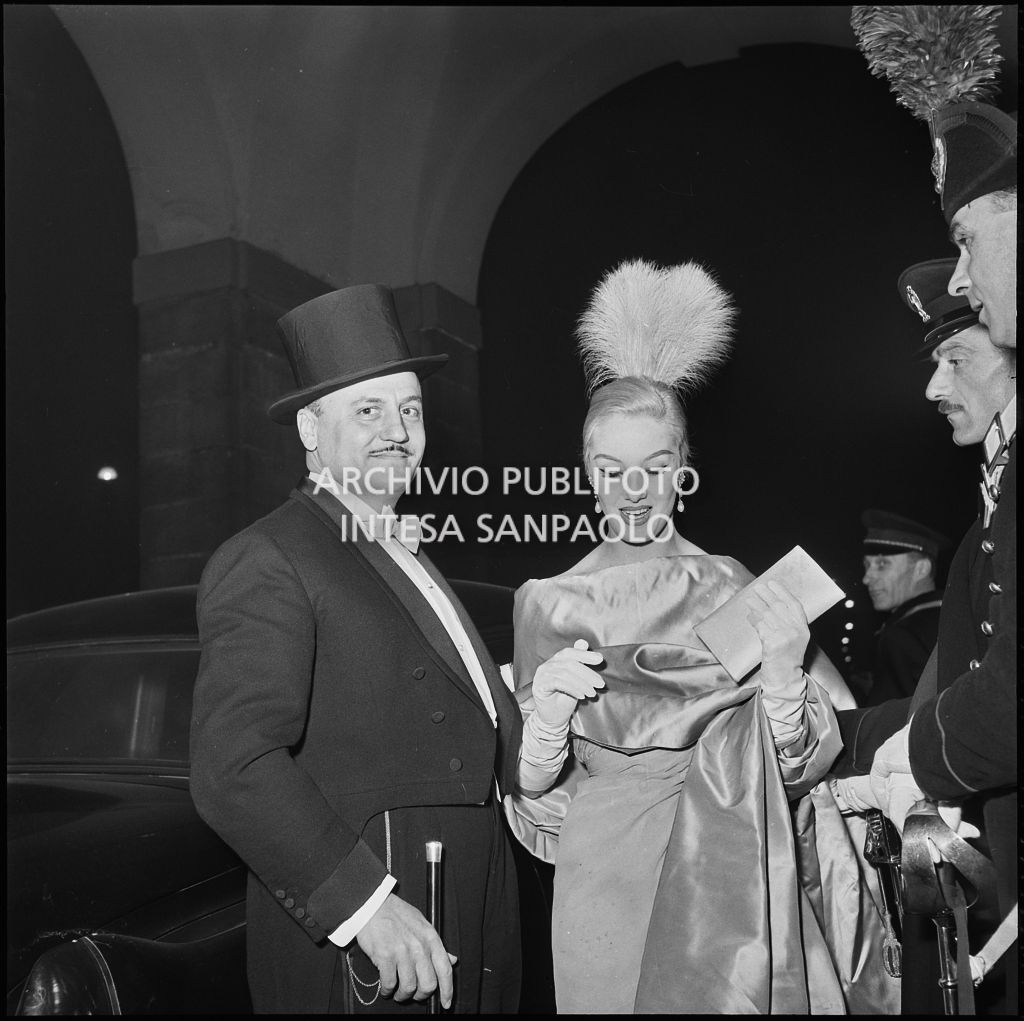 Lo stilista Pierre Balmain con Barbara Balmain al Teatro alla Scala in occasione della serata inaugurale della stagione lirica 1956-1957 con l'opera "Aida" di Giuseppe Verdi, diretta da Antonino Votto, con la regia di Franco Enriquez