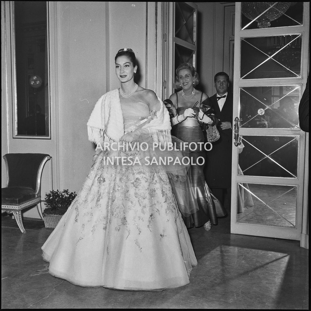 La signora Brenner nel foyer del Teatro alla Scala in occasione della serata inaugurale della stagione lirica 1956-1957 con l'opera "Aida" di Giuseppe Verdi, diretta da Antonino Votto, con la regia di Franco Enriquez