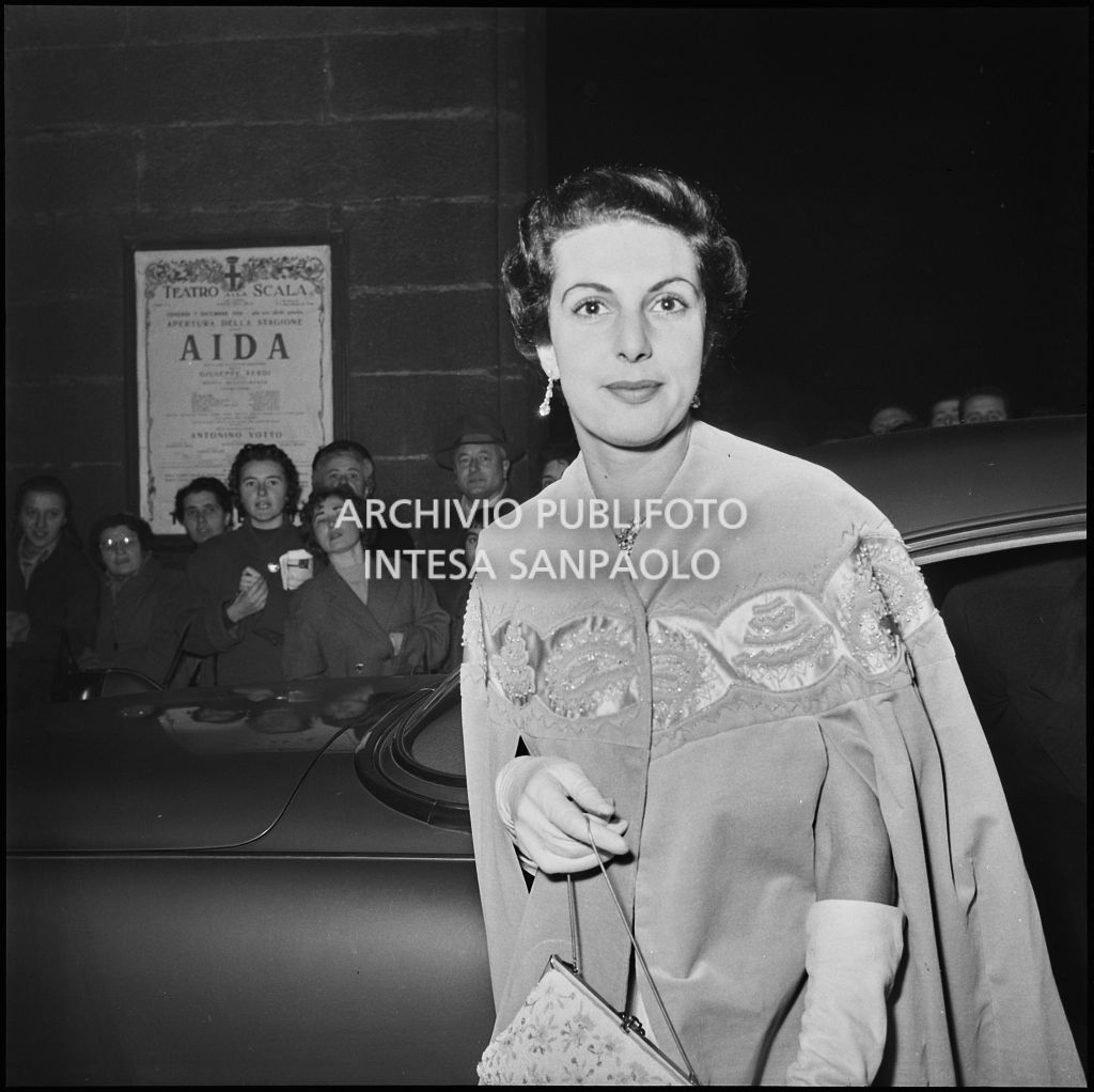La signora Camagni all'esterno del Teatro alla Scala in occasione della serata inaugurale della stagione lirica 1956-1957 con l'opera "Aida" di Giuseppe Verdi, diretta da Antonino Votto, con la regia di Franco Enriquez
