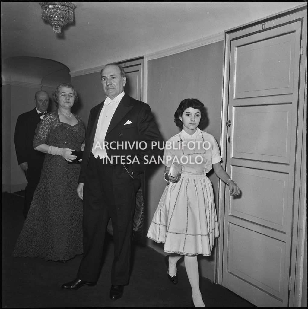 Il questore di Milano Vittorio Emanuele Modica al Teatro alla Scala in occasione della serata inaugurale della stagione lirica 1956-1957 con l'opera "Aida" di Giuseppe Verdi, diretta da Antonino Votto, con la regia di Franco Enriquez
