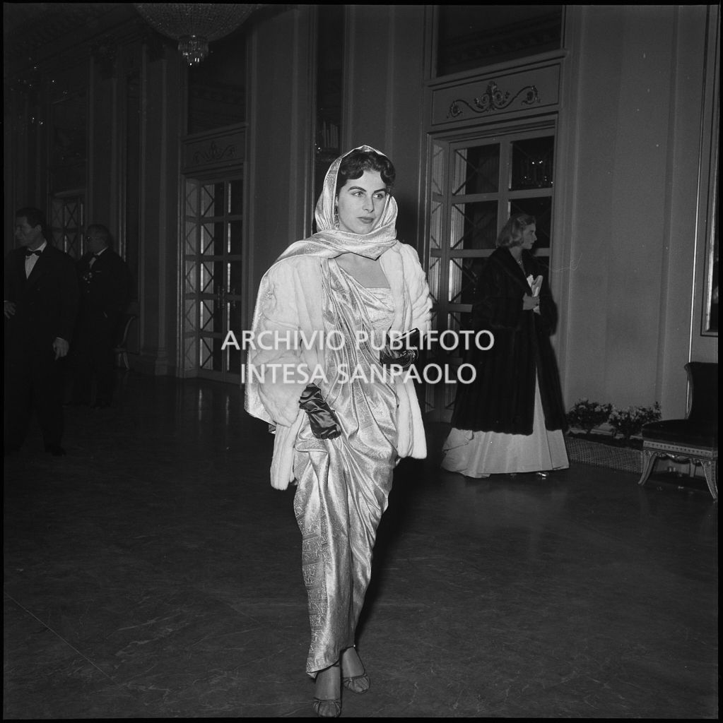 Franca Valsecchi nel foyer del Teatro alla Scala in occasione della serata inaugurale della stagione lirica 1956-1957 con l'opera "Aida" di Giuseppe Verdi, diretta da Antonino Votto, con la regia di Franco Enriquez