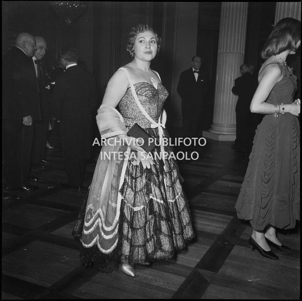 Il soprano Rosetta Noli al Teatro alla Scala in occasione della serata inaugurale della stagione lirica 1956-1957 con l'opera "Aida" di Giuseppe Verdi, diretta da Antonino Votto, con la regia di Franco Enriquez
