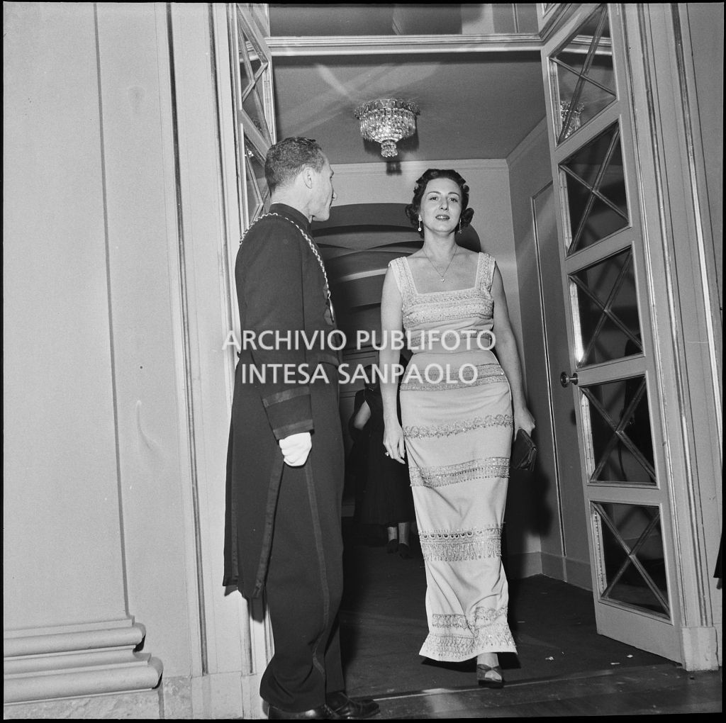 La contessa Begiojoso, al Teatro alla Scala, in occasione della serata inaugurale della stagione lirica 1956-1957 con l'opera "Aida" di Giuseppe Verdi, diretta da Antonino Votto, con la regia di Franco Enriquez
