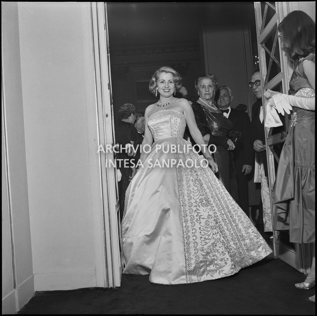 Enrica Invernizzi, al Teatro alla Scala, in occasione della serata inaugurale della stagione lirica 1956-1957 con l'opera "Aida" di Giuseppe Verdi, diretta da Antonino Votto, con la regia di Franco Enriquez