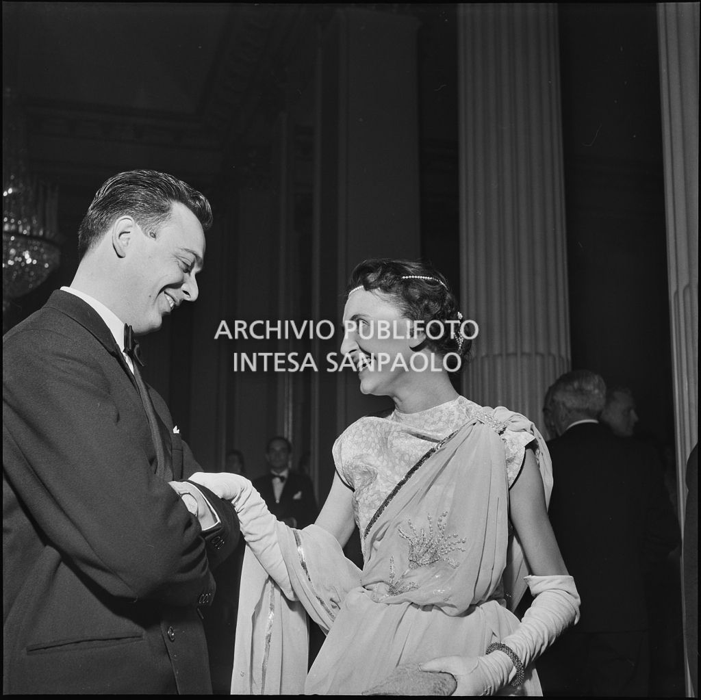 La signora Campodonico, al Teatro alla Scala, in occasione della serata inaugurale della stagione lirica 1956-1957 con l'opera "Aida" di Giuseppe Verdi, diretta da Antonino Votto, con la regia di Franco Enriquez